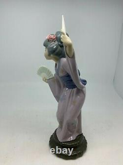 LLADRO DANCING JAPANESE GEISHA WITH 2 FANS excellent condition
