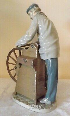 LLADRO FIGURINE LARGE Sharpening Cutlery No. 5204 Excellent Condition