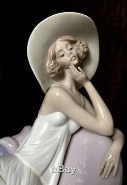 LLADRO FIGURINE No. 2048 GARDEN OF DREAMS