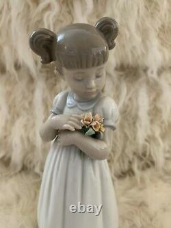 LLADRO FLOWERS FOR MOMMY 8021 Girl With Flowers Figure
