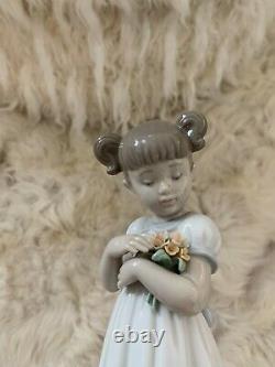 LLADRO FLOWERS FOR MOMMY 8021 Girl With Flowers Figure