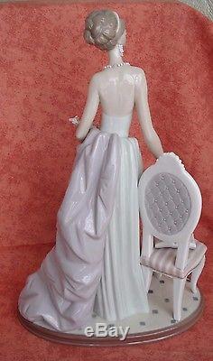LLADRO Figurine 1495 Lady of Taste Lady with Flower Bouquet Large