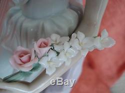 LLADRO Figurine 1495 Lady of Taste Lady with Flower Bouquet Large