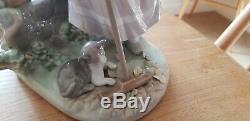 LLADRO Girl with Cat Raking Leaves Figurine Fall Clean Up 5286