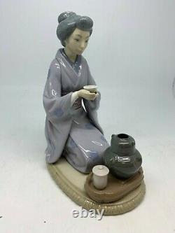 LLADRO JAPANESE GEISHA SERVING TEA excellent condition