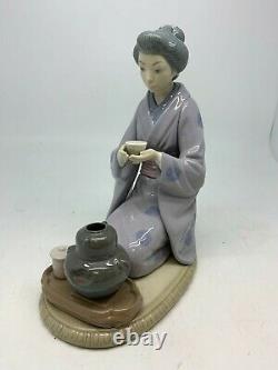 LLADRO JAPANESE GEISHA SERVING TEA excellent condition