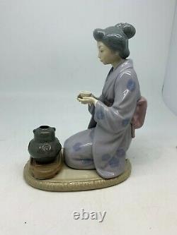 LLADRO JAPANESE GEISHA SERVING TEA excellent condition