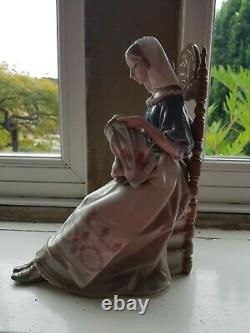 LLADRO LADY Sewing EMBROIDERER no L-3015 beautiful piece