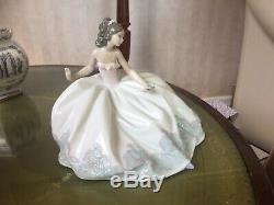 LLADRO LARGE FIGURINE AT THE BALL No. 5859 IN PERFECT CONDITION
