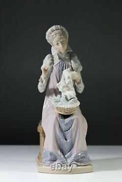 LLADRO Medieval Lady Embroidering 5126 Sewing a Trousseau Rare Figurine