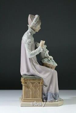 LLADRO Medieval Lady Embroidering 5126 Sewing a Trousseau Rare Figurine