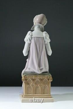 LLADRO Medieval Lady Embroidering 5126 Sewing a Trousseau Rare Figurine