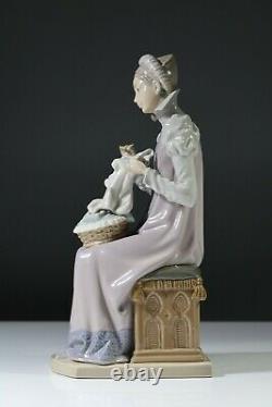 LLADRO Medieval Lady Embroidering 5126 Sewing a Trousseau Rare Figurine