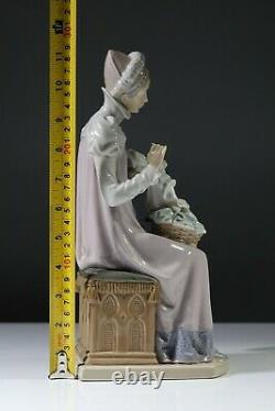 LLADRO Medieval Lady Embroidering 5126 Sewing a Trousseau Rare Figurine