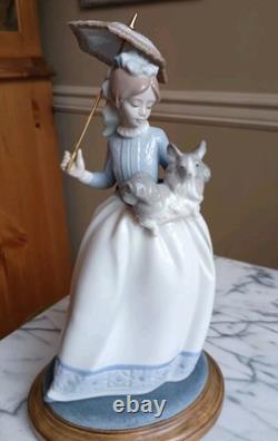 LLADRO NAO DAISA 1985 YOUNG GIRL With HER DOG AND PARASOL UMBRELLA with figurinebase
