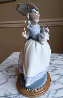 LLADRO NAO DAISA 1985 YOUNG GIRL With HER DOG AND PARASOL UMBRELLA with figurinebase