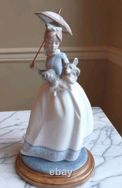 LLADRO NAO DAISA 1985 YOUNG GIRL With HER DOG AND PARASOL UMBRELLA with figurinebase