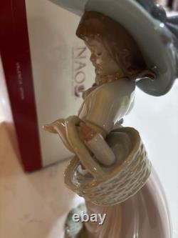 LLADRO NAO Figurine IT'S A PICNICGirl Doll Basket #1902 New In Box