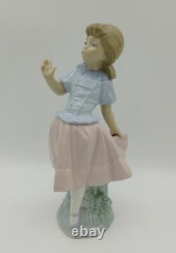 LLADRO / NAO SURPRISED GIRL Model 323 Retired Excellent