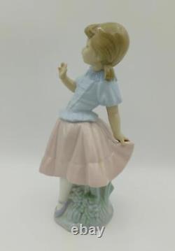 LLADRO / NAO SURPRISED GIRL Model 323 Retired Excellent