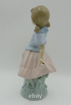 LLADRO / NAO SURPRISED GIRL Model 323 Retired Excellent