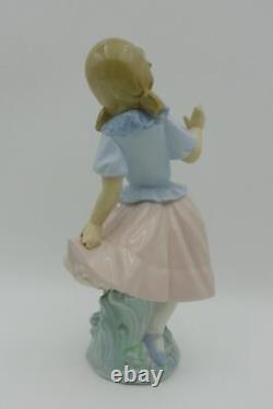 LLADRO / NAO SURPRISED GIRL Model 323 Retired Excellent