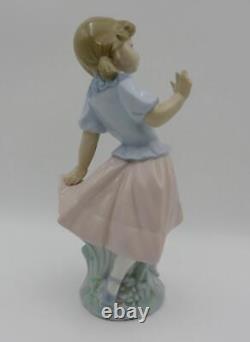 LLADRO / NAO SURPRISED GIRL Model 323 Retired Excellent