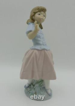 LLADRO / NAO SURPRISED GIRL Model 323 Retired Excellent