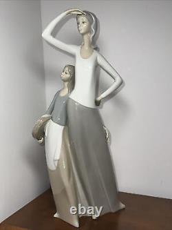 LLADRO NAO Spain Vtg. Porcelain Figure Woman And Girl Looking Into The Distance