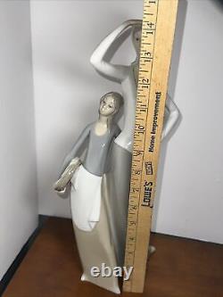 LLADRO NAO Spain Vtg. Porcelain Figure Woman And Girl Looking Into The Distance