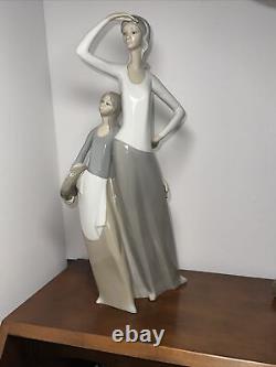 LLADRO NAO Spain Vtg. Porcelain Figure Woman And Girl Looking Into The Distance