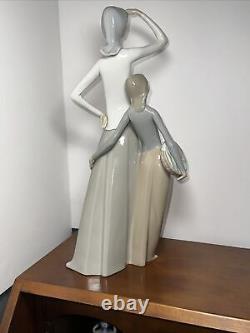 LLADRO NAO Spain Vtg. Porcelain Figure Woman And Girl Looking Into The Distance