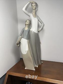 LLADRO NAO Spain Vtg. Porcelain Figure Woman And Girl Looking Into The Distance