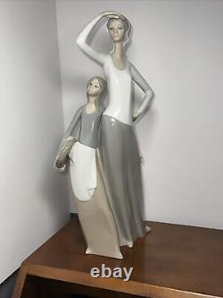 LLADRO NAO Spain Vtg. Porcelain Figure Woman And Girl Looking Into The Distance