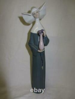 LLADRO Nun Figurine SERENE MOMENT # 5550 Sculptor José Puche, retired 1989