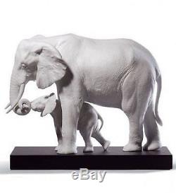 LLADRO Porcelain ELEPHANTS LEADING THE WAY (WHITE) 01008695