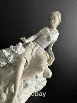 LLADRO Porcelain Figurine Sitting Young Lady 8.5 Matte Finish Handmaid Spain