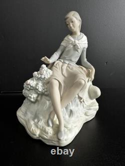 LLADRO Porcelain Figurine Sitting Young Lady 8.5 Matte Finish Handmaid Spain LLADRO Porcelain Figurine Sitting Young Lady 8.5 Matte Finish Handmaid Spain
