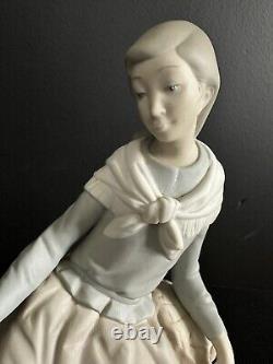 LLADRO Porcelain Figurine Sitting Young Lady 8.5 Matte Finish Handmaid Spain