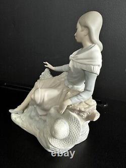 LLADRO Porcelain Figurine Sitting Young Lady 8.5 Matte Finish Handmaid Spain