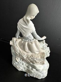 LLADRO Porcelain Figurine Sitting Young Lady 8.5 Matte Finish Handmaid Spain