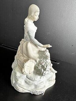 LLADRO Porcelain Figurine Sitting Young Lady 8.5 Matte Finish Handmaid Spain