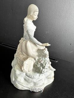 LLADRO Porcelain Figurine Sitting Young Lady 8.5 Matte Finish Handmaid Spain LLADRO Porcelain Figurine Sitting Young Lady 8.5 Matte Finish Handmaid Spain