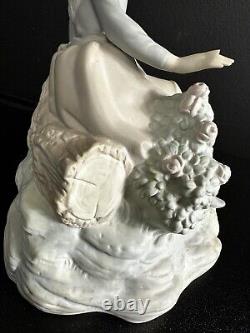 LLADRO Porcelain Figurine Sitting Young Lady 8.5 Matte Finish Handmaid Spain