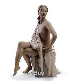 LLADRO Porcelain Gres Finish NUDE WITH SHAWL (01012536)