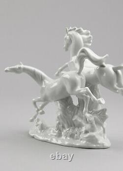 LLADRO Porcelain HORSES GALLOPING (WHITE) 01008682