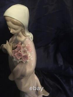 LLADRO Porcelain Madonna OUR LADY WITH FLOWERS (5171)