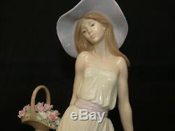 LLADRO Porcelain TIME FOR REFLECTION 5378 Large Elegant Lady Figurine