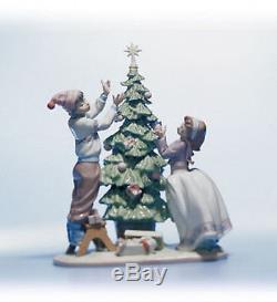 LLADRO Porcelain TRIMMING THE TREE (01005897)
