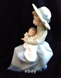 LLadro NAO 1390 A sister's love girl with hat baby 12 porcelain figure figurine